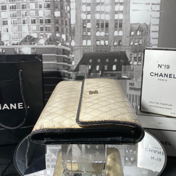 Sold Authentic CHANEL Bicolore Quilted CC Logo Leather Trifold Wallet - Picture 15 of 17
